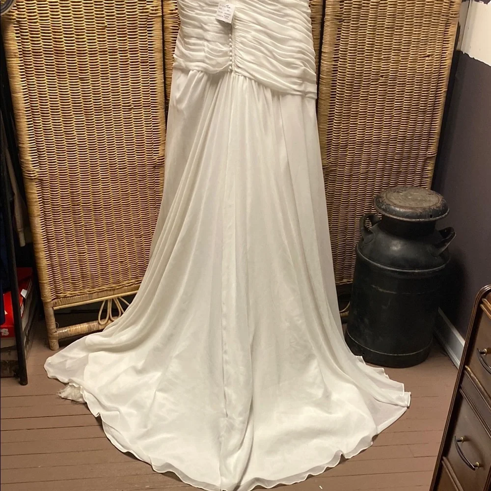 Elegant White One-Shoulder Gown - Picture 2 of 14